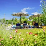 Poolside Grand Retreat Vila *