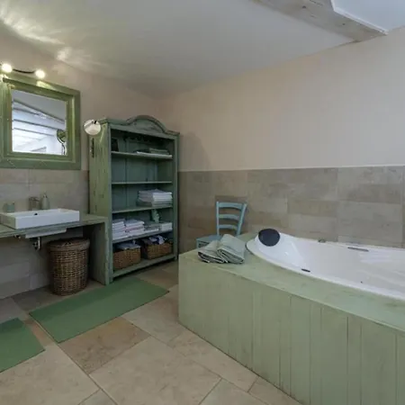 Poolside Grand Retreat * Vosteni