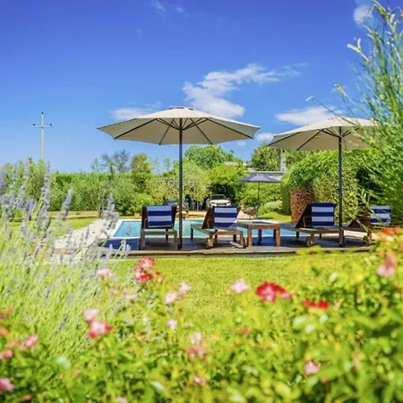 Poolside Grand Retreat Vila *